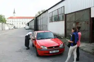 Sestra Goretti je malinká, srdečná, živá bytůstka, která, věřte nevěřte, ve svých 82 letech řídí tohoto svého červeného pomocníka :)