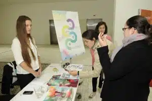 Všimněte si plakátu od grafika Filipa Menšla, který vytvořil také potisk na výrobky…