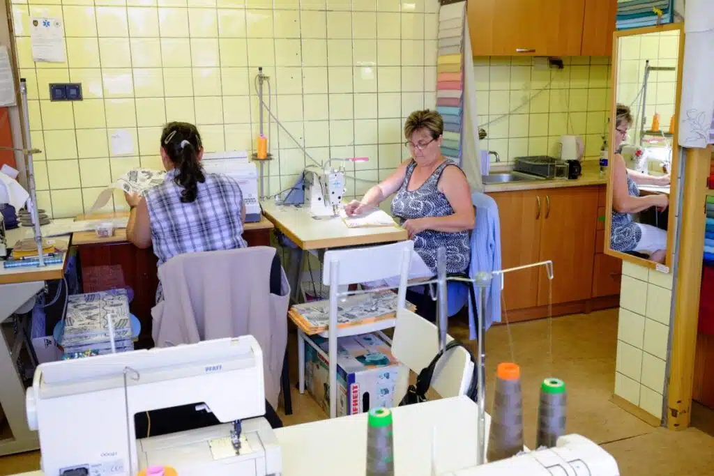 Švadleny z Chráněných dílen Fokus Vysočina - FOVY šijí zápisníky z recyklované netkané textilie