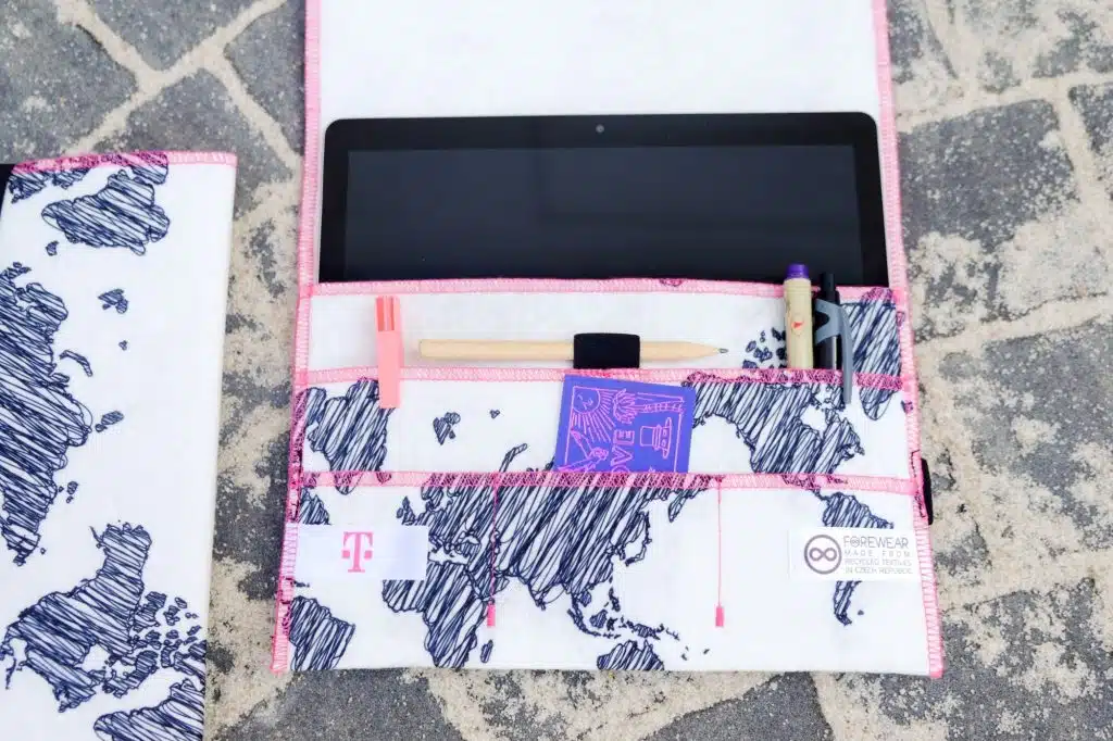 Organizér na cestovní doklady s kapsou na tablet z recyklovaného textilu v designu pro společnost T-Mobile