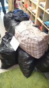 Hromada pytlů s vytříděným oblečením pro sestry boromejky