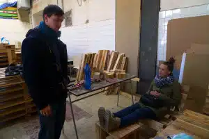 Pohodlně sedící Zuzka a stojící Luboš Krupa