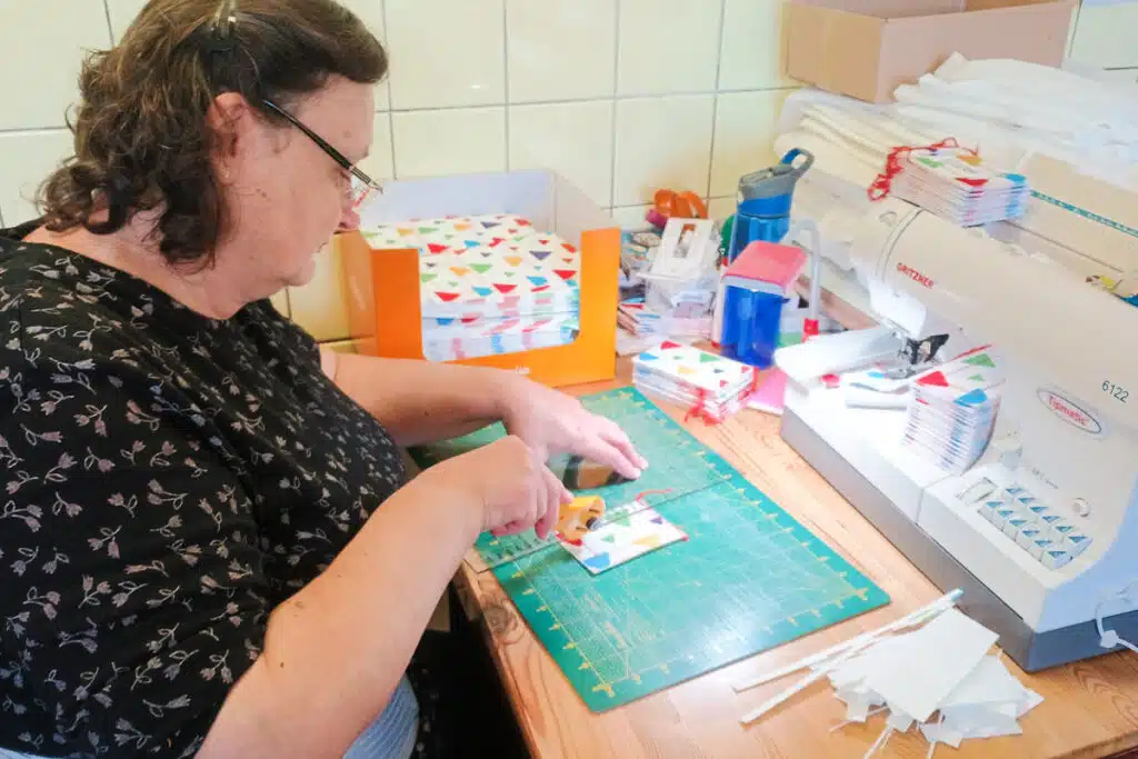 Udržitelné předměty do onboarding balíčku vznikají v chráněné šicí dílně s náhradním plněním