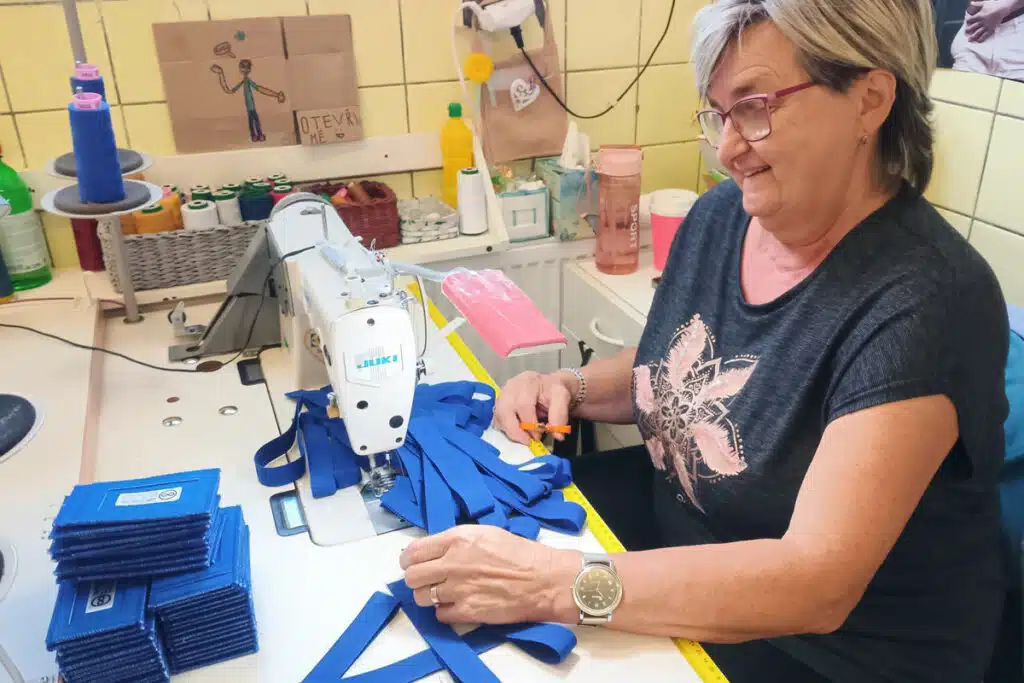 Výrobky FOREWEAR pro Uniqa šije švadlena paní Líba v šicí dílně